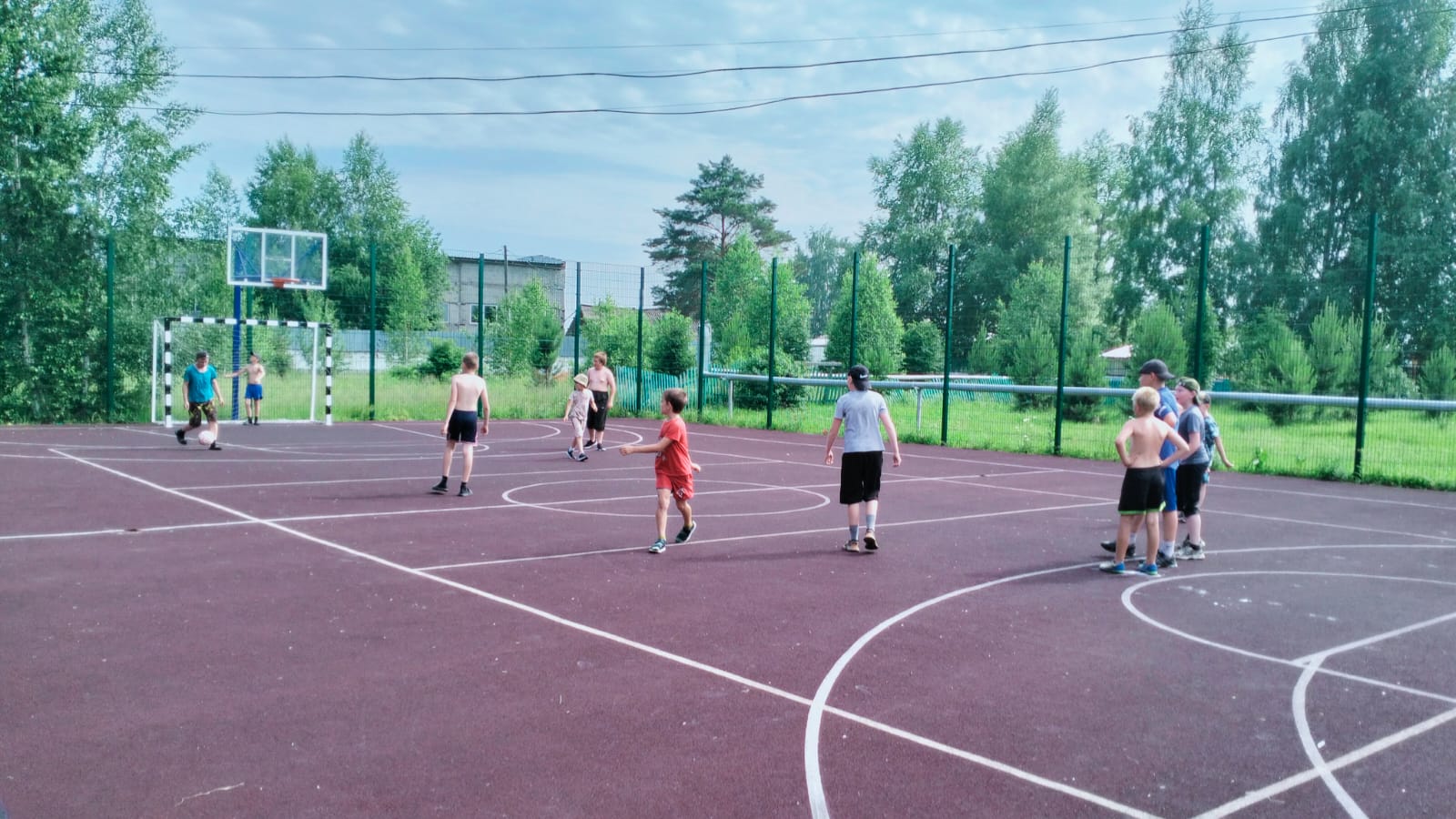 В п.Разведчик прошли спортивные эстафеты среди детей и подростков посвященные Международному дню защитника детей с элементами нормативов ГТО (челночный бег, прыжок в длину с места, сгибание рук в упоре лежа). Охват населения 30 человек.
